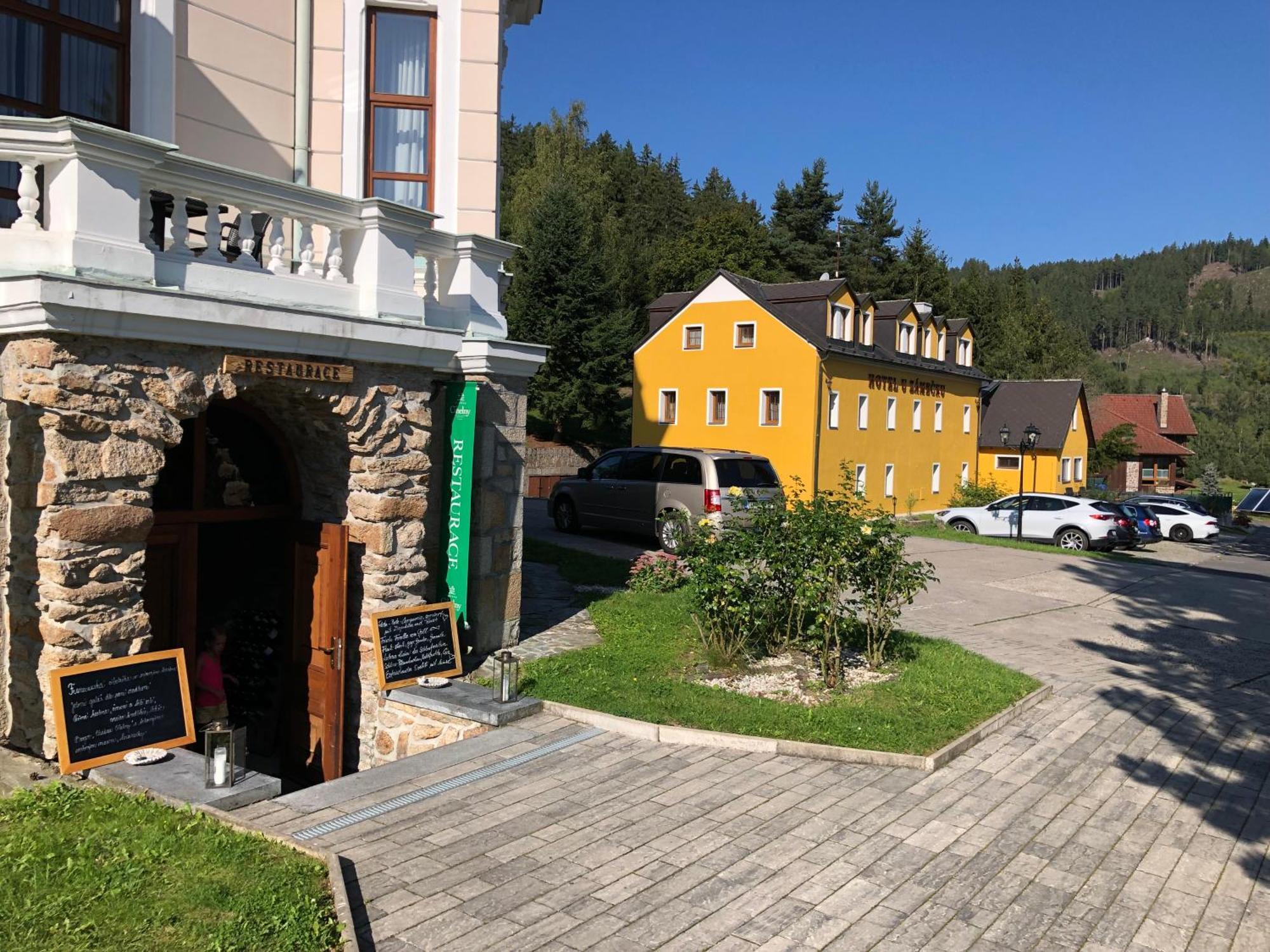 Hotel U Zamecku Cihelny Karlovy Vary Kültér fotó